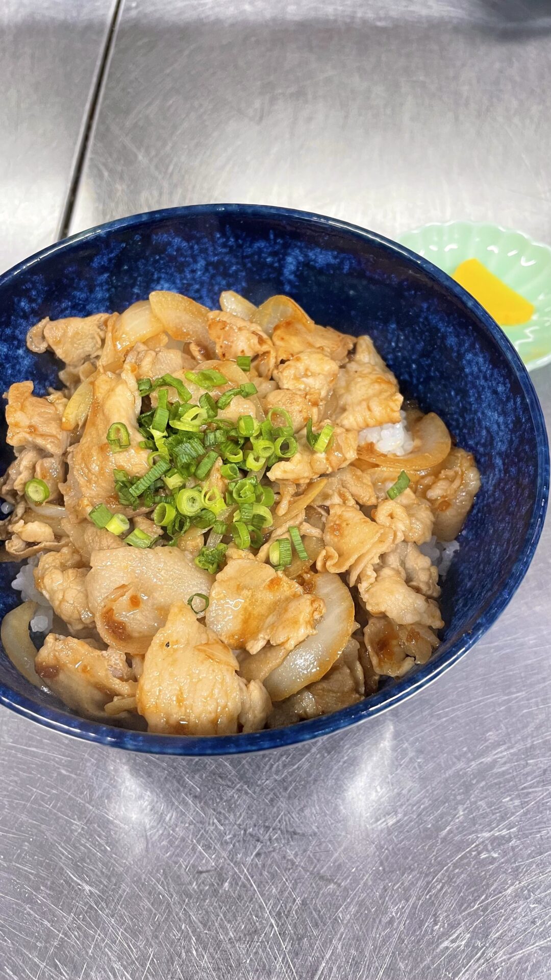 ワンコイン丼（生姜焼き2）。富山県砺波市の定食・居酒屋サンタス食堂のフードメニュー。定食。富山県砺波市の定食・居酒屋サンタス食堂のフードメニュー。定食。富山県砺波市の定食・居酒屋サンタス食堂のフードメニュー。定食。富山県砺波市の定食・居酒屋サンタス食堂のフードメニュー。