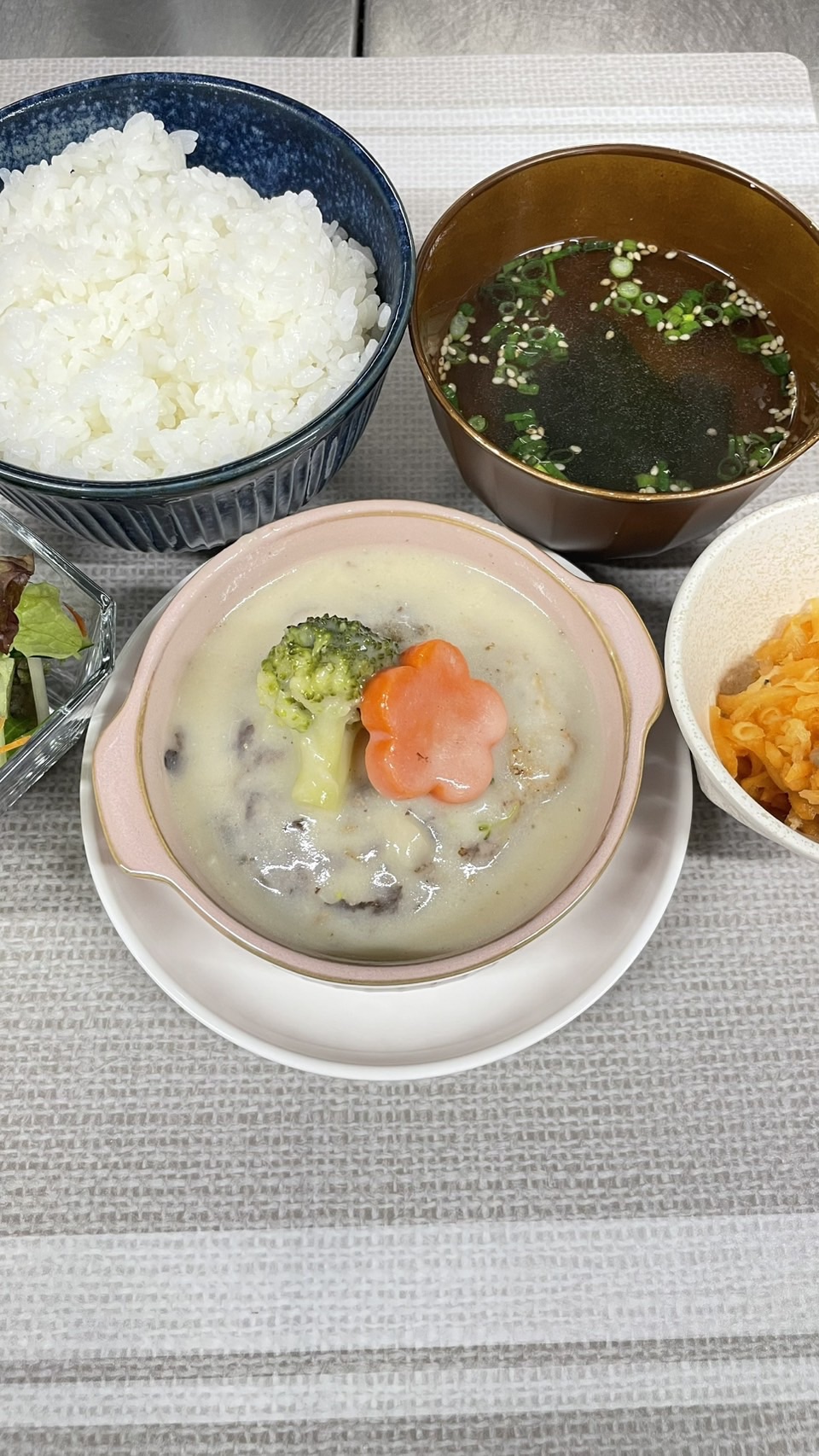 煮込みクリームハンバーグ定食。富山県砺波市の定食・居酒屋サンタス食堂のフードメニュー。定食。富山県砺波市の定食・居酒屋サンタス食堂のフードメニュー。定食。富山県砺波市の定食・居酒屋サンタス食堂のフードメニュー。定食。富山県砺波市の定食・居酒屋サンタス食堂のフードメニュー。