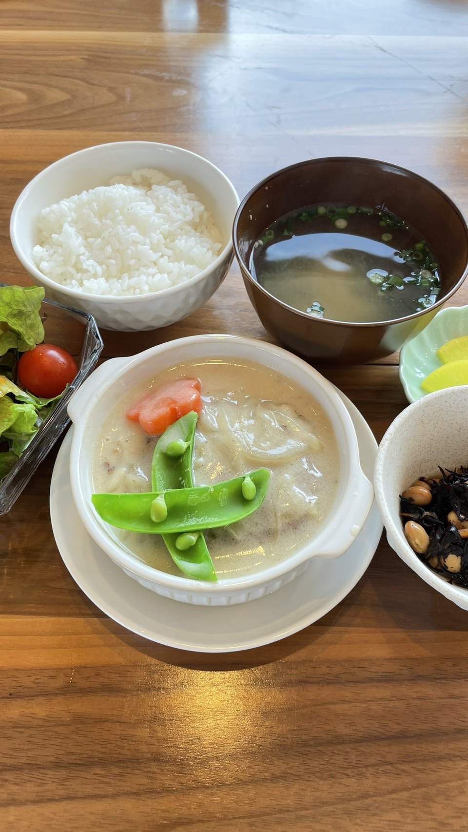 煮込みハンバーグクリームソース定食。富山県砺波市の定食・居酒屋サンタス食堂のフードメニュー。定食。富山県砺波市の定食・居酒屋サンタス食堂のフードメニュー。定食。富山県砺波市の定食・居酒屋サンタス食堂のフードメニュー。定食。富山県砺波市の定食・居酒屋サンタス食堂のフードメニュー。