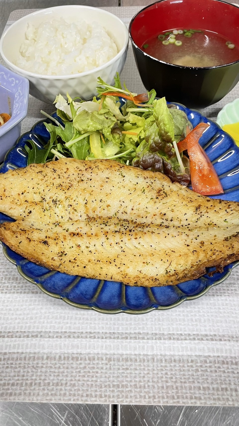 白身魚のバジルソテー定食。富山県砺波市の定食・居酒屋サンタス食堂のフードメニュー。定食。富山県砺波市の定食・居酒屋サンタス食堂のフードメニュー。定食。富山県砺波市の定食・居酒屋サンタス食堂のフードメニュー。定食。富山県砺波市の定食・居酒屋サンタス食堂のフードメニュー。